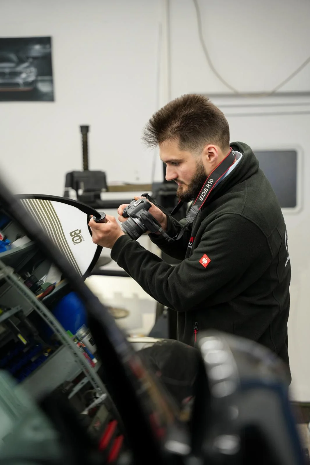 KFZ Gutachter Fahrzeuginspektion in der Werkstatt